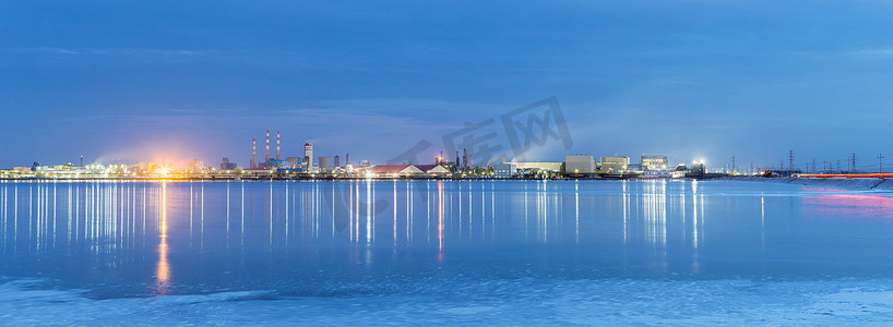 骑行青海湖摄影照片_盐湖和钾肥厂在晚上