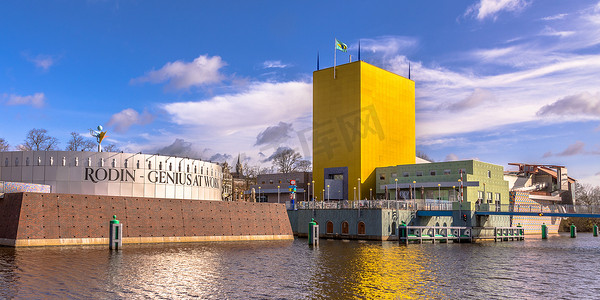 荷兰格罗宁根 2017年3月17日: 格罗宁根博物馆后现代建筑广角全景在阳光明媚的春天天