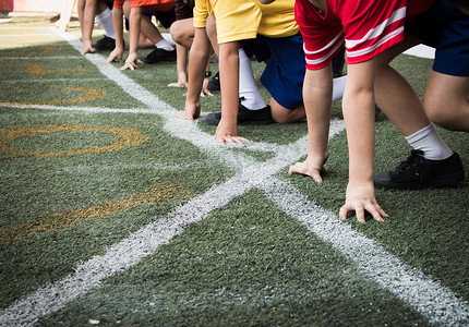 精彩即将开始摄影照片_在学校体育日, 学生们的男孩开始跑步比赛。学校体育日概念.