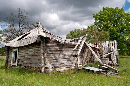 老毁了落下的木房子