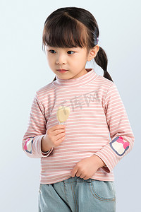 孩子吃零食摄影照片_可爱的小女孩正在吃零食
