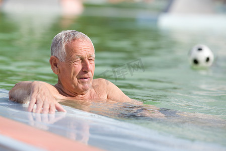 老人在游泳池
