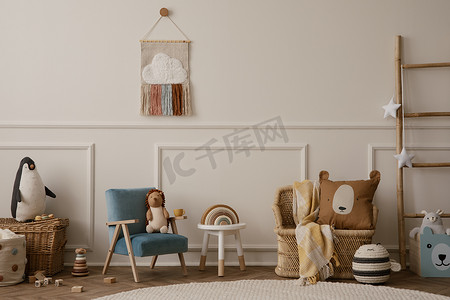 客厅内部的创意构成与蓝色扶手椅，咖啡桌，毛绒玩具，米色墙壁与填料，圆形地毯，木制块，编织篮和个人附件。家居装饰模板