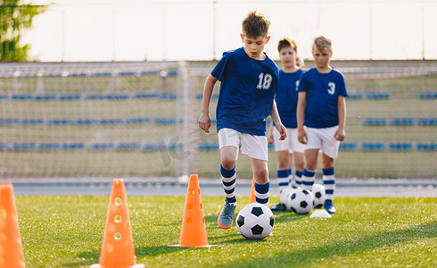 青少年足球运动员发展足球运球技术