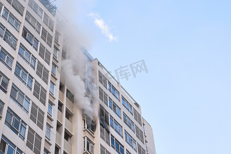 大楼失火，浓烟从大楼公寓冒出来