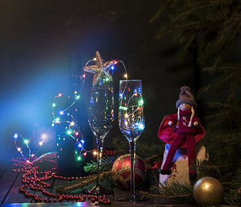 圣诞贺卡模板与两个眼镜, 花环, 冷杉树枝和玩具