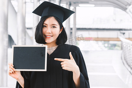 成功举行摄影照片_女学生成功毕业举行空空白板