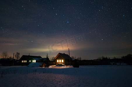 俄罗斯村庄的房子。冬天，寒冷的夜晚。屋顶上的星空.