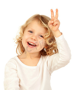 小孩子摄影照片_快乐的小孩子的肖像与长的金发显示手指隔绝在白色背景上
