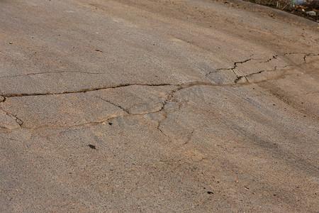 大裂缝, 芯片, 板。地震发生后, 破碎的沥青发生了滑坡。道路上危险的深部裂缝。道路封闭。地震后废弃道路被毁沥青裂缝网格