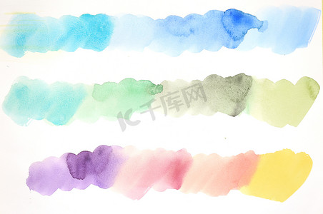 水彩手绘在白纸上作为背景和纹理在柔和和浅色。粉红色, 黄色, 橙色, 蓝色, 绿色紫色, 普鲁士人的蓝色, 在干湿技术和笔触上的雪红色蓝色的插图