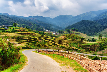 vietnam摄影照片_Bending road among rice terraces in mountains of Sa Pa, Vietnam