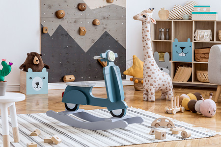风格新颖的儿童房室内设计，配有现代爬墙，设计家具、软玩具、玩具、玩具熊和可爱的儿童用品。模板.