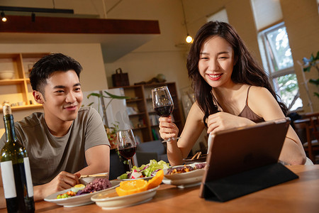 餐饮喝酒摄影照片_年轻夫妇在家吃饭视频