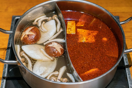 特别制作的汤底配料锅，可选用两种口味的辣蘑菇和火锅.