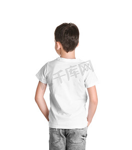 在白色背景 t恤衫的小男孩。设计模拟
