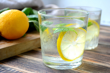 冷清爽柠檬水与新鲜的薄荷和柠檬在玻璃夏季饮料