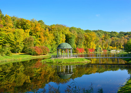 湖中凉亭摄影照片_凉亭和在秋天公园湖上的桥