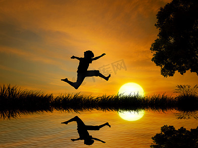快乐的男孩，少年在水里，跳过湖与日落背景