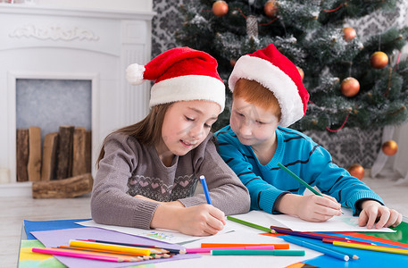 给孩子一封信摄影照片_孩子们写封信给圣诞老人，圣诞节的等待