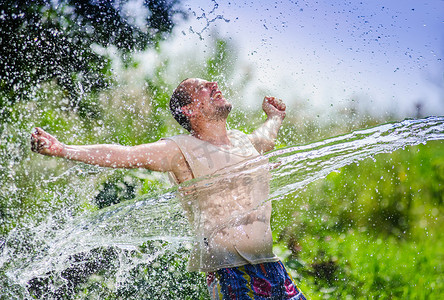 大人国一边在夏季高温期间享受水急剧流动时间
