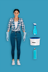 蓝底瓶喷雾、铲斗和清洗液保护手套中女性清洁剂的顶部视图