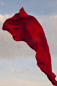 飞在天空的红布