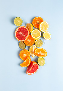 柑橘类水果。橙色、柠檬、葡萄柚、柑橘和酸橙，背景时尚蓝色