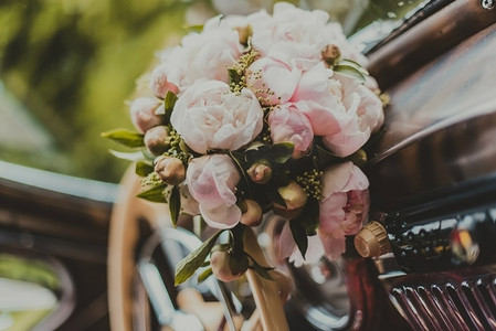新娘的花束放在一辆老式的婚车