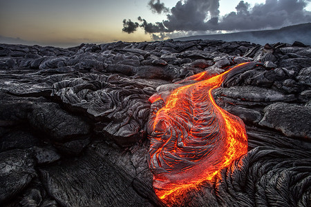 底图橘红色摄影照片_黑色熔岩领域与火焰