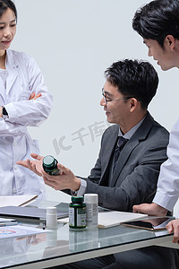医药会议摄影照片_医药销售代表和医生交流