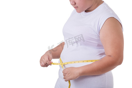 肥胖亚洲妇女佩带白色 t-shirt 和检查她的身体大小 wi