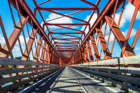 废弃的铁路桥梁钢结构