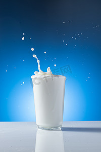 动态白色背景摄影照片_牛奶