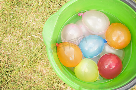 水气球摄影照片_水桶与水气球.