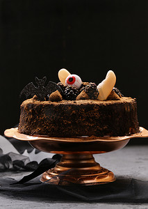 万圣节促销展板摄影照片_超级巧克力蛋糕与万圣节装饰