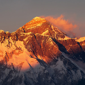 摄影照片_从尼泊尔喜马拉雅山Solukhumbu Khumbu山谷Kongde村带着美丽云彩的珠穆朗玛峰黄昏红色风景