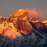 从尼泊尔喜马拉雅山Solukhumbu Khumbu山谷Kongde村带着美丽云彩的珠穆朗玛峰黄昏红色风景