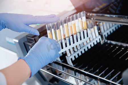 下载gif摄影照片_生物工程人员下载血液样本进行DNA分析和克隆人