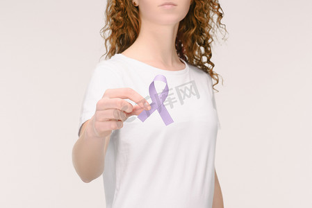被裁剪的妇女显示紫色的意识带为一般癌症意识, 狼疮意识, 药物过量, 家庭暴力符号在手上隔离白色