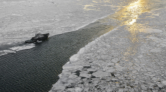 小破冰船破冰在河里