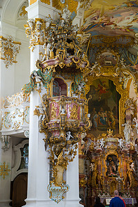 椭圆形不规则图形摄影照片_压力机朝圣教堂。内部视图。德国巴伐利亚州.
