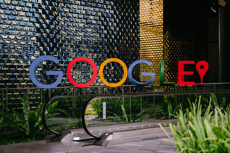天赐庄校区摄影照片_新加坡, 2018年3月: 谷歌在新加坡新校区和办公室大堂的谷歌徽标照片, 这是区域总部.