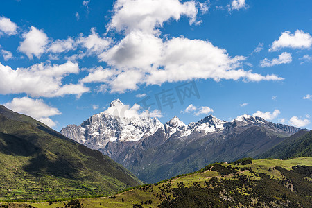 四川省阿坝、青藏族自治州萧津县四座山顶雪山、植物女童山的景观.