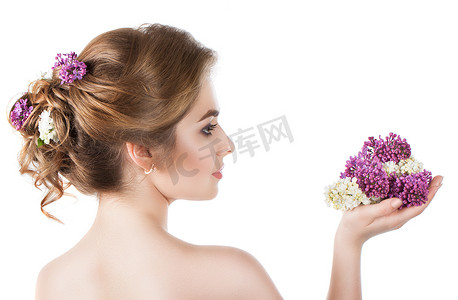 淡紫色的花发型美容时尚模型女孩. 