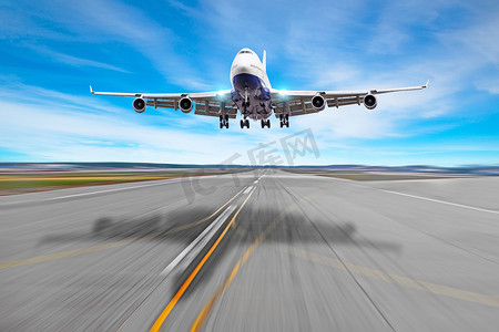 投射摄影照片_乘客飞机四引擎与投射阴影在沥青着陆在跑道机场.
