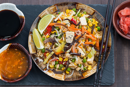 豆腐摄影照片_fried rice with tofu and vegetables, top view, close-up