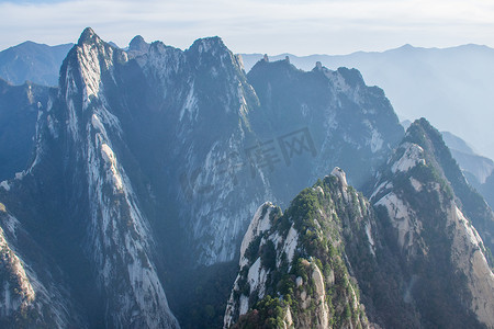 入职欢迎书摄影照片_华山石山美丽的空中景观.陕西最受欢迎旅游胜地的山顶谷地