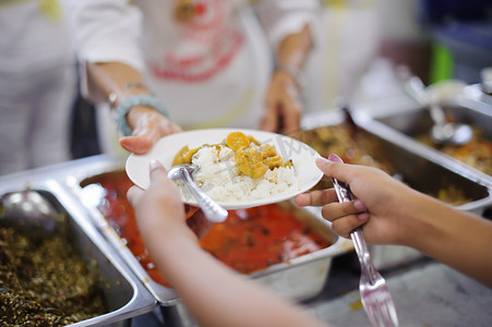 免费提供摄影照片_在社会上为穷人和饥饿者提供食物：为穷人和无家可归者提供免费食物