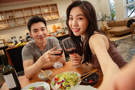 情侣吃饭摄影照片_年轻夫妇在家用餐